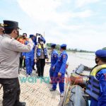 Foto: Kapolda Jatim, Irjen Pol Nico Afinta bersama Pejabat Utama Polda Jatim, saat mengecek tempat terjadinya kecelakaan perahu penumpang yang tenggelam di sungai Bengawan Solo.