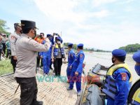 Foto: Kapolda Jatim, Irjen Pol Nico Afinta bersama Pejabat Utama Polda Jatim, saat mengecek tempat terjadinya kecelakaan perahu penumpang yang tenggelam di sungai Bengawan Solo.