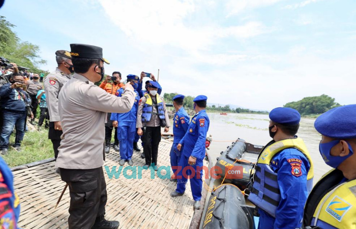 Foto: Kapolda Jatim, Irjen Pol Nico Afinta bersama Pejabat Utama Polda Jatim, saat mengecek tempat terjadinya kecelakaan perahu penumpang yang tenggelam di sungai Bengawan Solo.