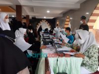 Foto: Sejumlah santri di Ponpes Al-Qodiri Jember, saat mengikuti kegiatan vaksinasi Covid-19 yang digelar TNI AL Banyuwangi.