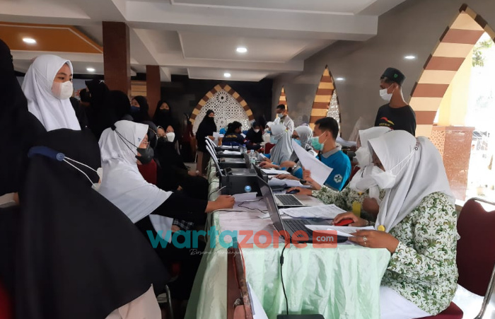 Foto: Sejumlah santri di Ponpes Al-Qodiri Jember, saat mengikuti kegiatan vaksinasi Covid-19 yang digelar TNI AL Banyuwangi.
