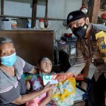 Foto: Bhabinkamtibmas Polsek Tulakan, Polres Pacitan, Polda Jawa Timur Bripka Latip Utomo, saat membantu warga penyandang disabilitas.
