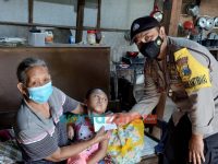 Foto: Bhabinkamtibmas Polsek Tulakan, Polres Pacitan, Polda Jawa Timur Bripka Latip Utomo, saat membantu warga penyandang disabilitas.