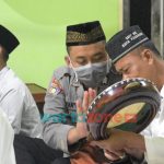 Foto: Bripka Purwanto, anggota Satuan Binmas Polres Pasuruan Kota, saat menyempatkan diri untuk melatih Sholawat Al Banjari.