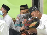 Foto: Bripka Purwanto, anggota Satuan Binmas Polres Pasuruan Kota, saat menyempatkan diri untuk melatih Sholawat Al Banjari.