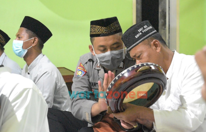 Foto: Bripka Purwanto, anggota Satuan Binmas Polres Pasuruan Kota, saat menyempatkan diri untuk melatih Sholawat Al Banjari.