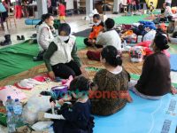 Foto: Tim Trauma Healing Polresta Malang Kota, saat berada di lokasi pengungsian untuk membantu para korban pengungsi.