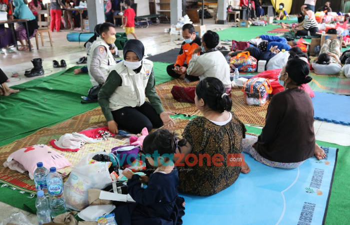 Foto: Tim Trauma Healing Polresta Malang Kota, saat berada di lokasi pengungsian untuk membantu para korban pengungsi.