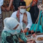 Foto: Bupati Pamekasan, Madura, H. Badrut Tamam, bersama Gubernur Jawa Timur, Khofifah Indar Parawansa, saat meresmikan Bazar Murah.