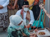 Foto: Bupati Pamekasan, Madura, H. Badrut Tamam, bersama Gubernur Jawa Timur, Khofifah Indar Parawansa, saat meresmikan Bazar Murah.
