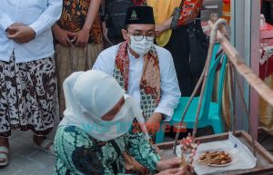 Bersama Gubernur Jatim, Bupati Pamekasan Resmikan Bazar Murah