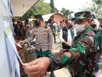 Foto: Forkopimda Jatim, bersama Forkopimda kota Batu, saat melakukan pengecekan posko dan lokasi bencana alam banjir di wilayah kota wisata Batu.