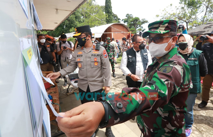 Foto: Forkopimda Jatim, bersama Forkopimda kota Batu, saat melakukan pengecekan posko dan lokasi bencana alam banjir di wilayah kota wisata Batu.
