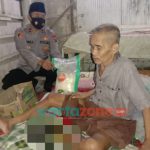 Foto: Bhabinkamtibmas Desa Rong Dalam, Bripka Khoirul Anam, saat mendatangi rumah Sadiman (65), yang mengalami sakit pada kakinya setelah menginjak tulang ular saat melakukan aktifitas berkebun.