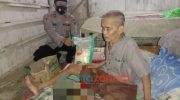 Foto: Bhabinkamtibmas Desa Rong Dalam, Bripka Khoirul Anam, saat mendatangi rumah Sadiman (65), yang mengalami sakit pada kakinya setelah menginjak tulang ular saat melakukan aktifitas berkebun.
