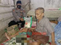 Foto: Bhabinkamtibmas Desa Rong Dalam, Bripka Khoirul Anam, saat mendatangi rumah Sadiman (65), yang mengalami sakit pada kakinya setelah menginjak tulang ular saat melakukan aktifitas berkebun.