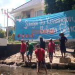 Foto: Sejumlah kader PDI Perjuangan Sumenep, Madura, saat menggelar gotong royong membersihkan aliran sungai di sepanjang Kali Marengan.