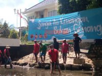 Foto: Sejumlah kader PDI Perjuangan Sumenep, Madura, saat menggelar gotong royong membersihkan aliran sungai di sepanjang Kali Marengan.