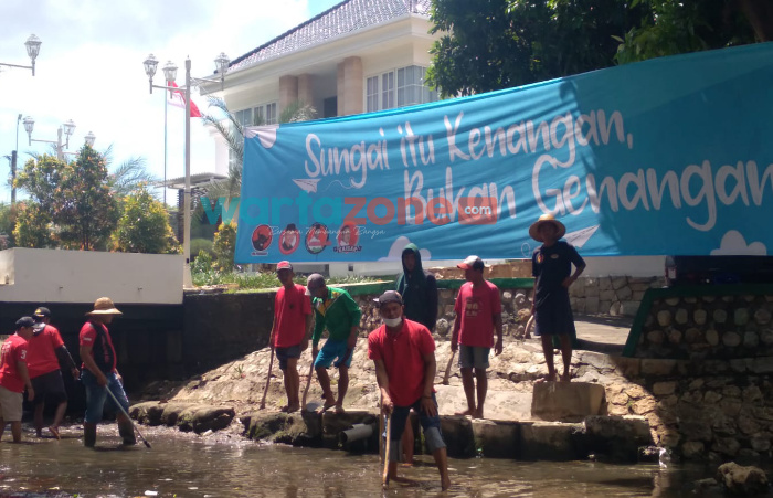 Foto: Sejumlah kader PDI Perjuangan Sumenep, Madura, saat menggelar gotong royong membersihkan aliran sungai di sepanjang Kali Marengan.