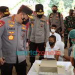 Foto: Panglima TNI Marsekal Hadi Tjahjanto dan Kapolri Jenderal Listyo Sigit Prabowo, saat meninjau vaksinasi massal yang dilakukan di Gereja Paroki Roh Kudus, Labuan Bajo, Manggarai Barat, Nusa Tenggara Timur.