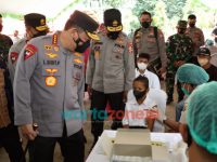 Foto: Panglima TNI Marsekal Hadi Tjahjanto dan Kapolri Jenderal Listyo Sigit Prabowo, saat meninjau vaksinasi massal yang dilakukan di Gereja Paroki Roh Kudus, Labuan Bajo, Manggarai Barat, Nusa Tenggara Timur.