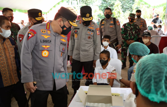 Foto: Panglima TNI Marsekal Hadi Tjahjanto dan Kapolri Jenderal Listyo Sigit Prabowo, saat meninjau vaksinasi massal yang dilakukan di Gereja Paroki Roh Kudus, Labuan Bajo, Manggarai Barat, Nusa Tenggara Timur.