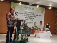 Foto: Bupati Jember Hendy Siswanto saat memberikan sambutan di acara Pelantikan Pengurus DPC Perempuan Tani HKTI Jember, di RM Lestari, Sabtu (6/11/2021) siang.