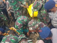 Foto: Forkopimda Kota Batu bersama Tim Tanggap Bencana, saat melaksanakan evakuasi Banjir Bandang di Desa Bulukerjo, Kecamatan Bumiaji, Kota Batu.