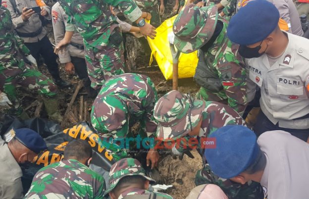 Foto: Forkopimda Kota Batu bersama Tim Tanggap Bencana, saat melaksanakan evakuasi Banjir Bandang di Desa Bulukerjo, Kecamatan Bumiaji, Kota Batu.