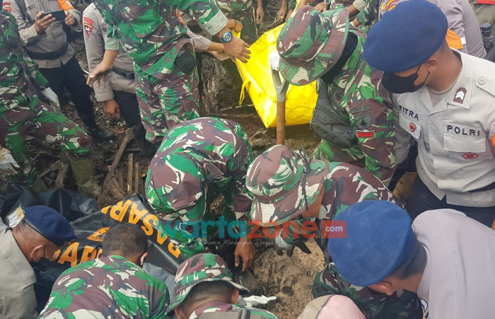 Foto: Forkopimda Kota Batu bersama Tim Tanggap Bencana, saat melaksanakan evakuasi Banjir Bandang di Desa Bulukerjo, Kecamatan Bumiaji, Kota Batu.