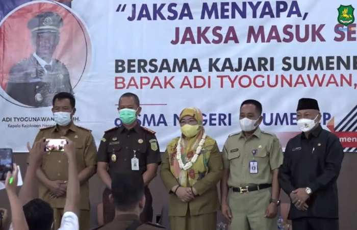 Foto: Wakil Bupati Sumenep, Hj. Dewi Khalifah, saat menghadiri program Goes to School Jaksa Menyapa.