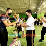 Foto: Kapolda Jatim, Irjen Pol Nico Afinta, saat menyerahkan hadiah kepada pemenang lomba olahraga dalam rangka memperingati Hari Pahlawan 2021.