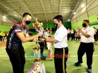 Foto: Kapolda Jatim, Irjen Pol Nico Afinta, saat menyerahkan hadiah kepada pemenang lomba olahraga dalam rangka memperingati Hari Pahlawan 2021.