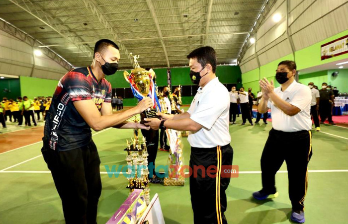 Foto: Kapolda Jatim, Irjen Pol Nico Afinta, saat menyerahkan hadiah kepada pemenang lomba olahraga dalam rangka memperingati Hari Pahlawan 2021.