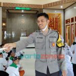 Foto: Bhabinkamtibmas Desa Slateng, Briptu Sofyan, saat mengajar mengaji dan bahasa Arab di Pondok Pesantren At Tanwir Jember.