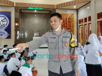 Foto: Bhabinkamtibmas Desa Slateng, Briptu Sofyan, saat mengajar mengaji dan bahasa Arab di Pondok Pesantren At Tanwir Jember.