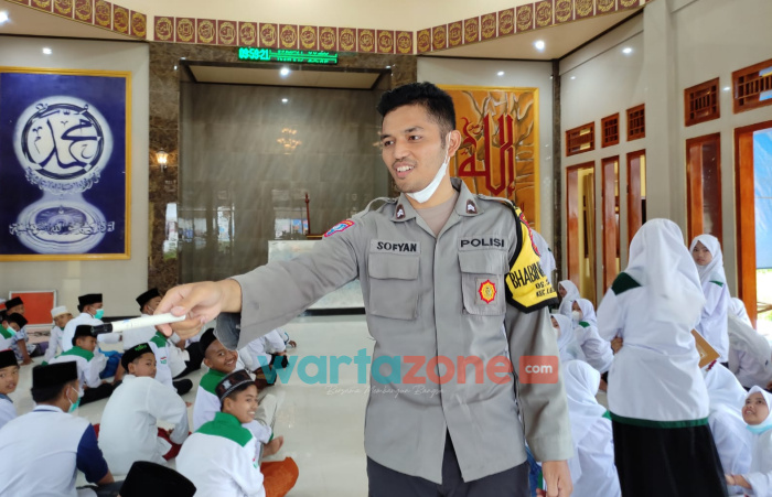 Foto: Bhabinkamtibmas Desa Slateng, Briptu Sofyan, saat mengajar mengaji dan bahasa Arab di Pondok Pesantren At Tanwir Jember.