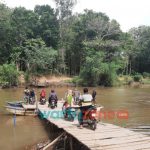 Foto: Sejumlah warga yang sedang menyeberangi sungai menggunakan perahu getek, penghubung dua Dusun dan Dua Desa di Jember, Senin (8/11/2021) siang.