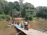 Foto: Sejumlah warga yang sedang menyeberangi sungai menggunakan perahu getek, penghubung dua Dusun dan Dua Desa di Jember, Senin (8/11/2021) siang.