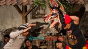 Foto: Aipda Agus Budiono, sosok Bhabinkamtibmas Desa Surat, Polsek Mojo, Polres Kediri Kota, saat melatih pemuda setempat seni tradisional Jaranan.