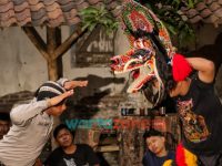 Foto: Aipda Agus Budiono, sosok Bhabinkamtibmas Desa Surat, Polsek Mojo, Polres Kediri Kota, saat melatih pemuda setempat seni tradisional Jaranan.