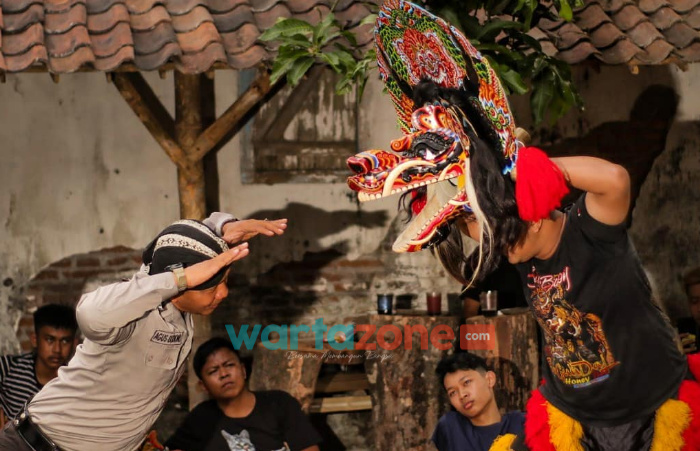 Foto: Aipda Agus Budiono, sosok Bhabinkamtibmas Desa Surat, Polsek Mojo, Polres Kediri Kota, saat melatih pemuda setempat seni tradisional Jaranan.