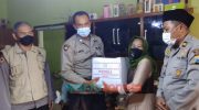 Foto: Tim Polres Batu, menyalurkan bantuan saat melaksanakan Trauma Healing, keluarga korban banjir bandang di Desa Bulukerto, Kecamatan Bumiaji.