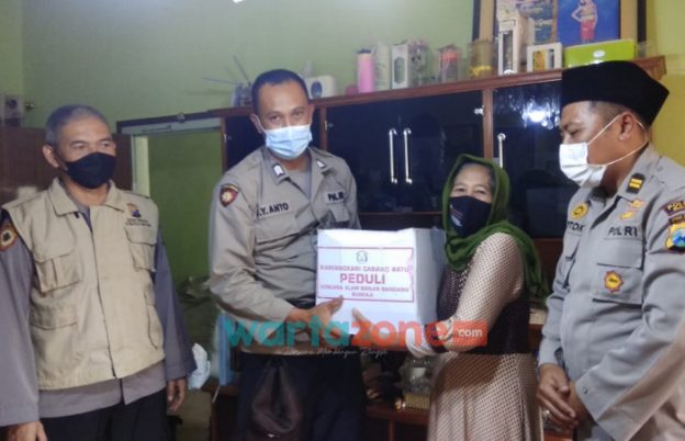 Foto: Tim Polres Batu, menyalurkan bantuan saat melaksanakan Trauma Healing, keluarga korban banjir bandang di Desa Bulukerto, Kecamatan Bumiaji.