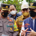 Foto: Kapolres Gresik, AKBP Mochamad Nur Azis, saat mendampingi Wakil Gubernur Jawa Timur, Emil Elestianto Dardak, meninjau tanggul jebol yang berada di desa Cermen, Kecamatan Kedamean, Kabupaten Gresik.