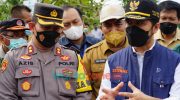 Foto: Kapolres Gresik, AKBP Mochamad Nur Azis, saat mendampingi Wakil Gubernur Jawa Timur, Emil Elestianto Dardak, meninjau tanggul jebol yang berada di desa Cermen, Kecamatan Kedamean, Kabupaten Gresik.
