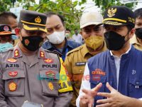 Foto: Kapolres Gresik, AKBP Mochamad Nur Azis, saat mendampingi Wakil Gubernur Jawa Timur, Emil Elestianto Dardak, meninjau tanggul jebol yang berada di desa Cermen, Kecamatan Kedamean, Kabupaten Gresik.