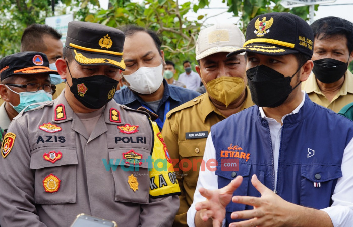 Foto: Kapolres Gresik, AKBP Mochamad Nur Azis, saat mendampingi Wakil Gubernur Jawa Timur, Emil Elestianto Dardak, meninjau tanggul jebol yang berada di desa Cermen, Kecamatan Kedamean, Kabupaten Gresik.