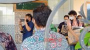 Foto: Tim Densus 88 Anti Teror Polri, saat mengamankan barang bukti hasil penggeledahan di sebuah rumah di Jalan Dr. Cipto, Desa Kolor, Kecamatan Kota Sumenep, Madura, Jawa Timur.