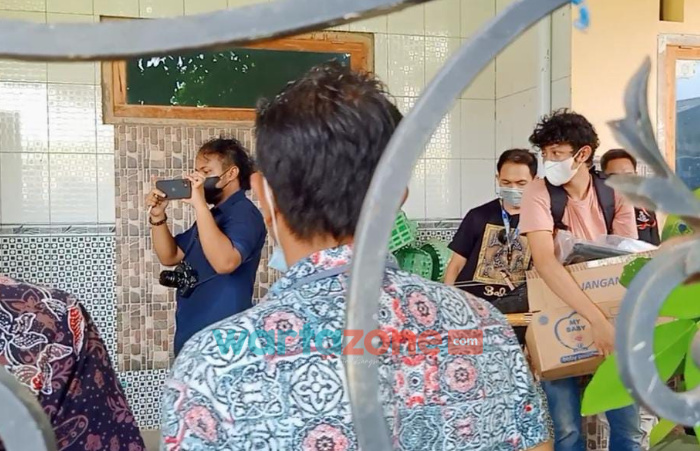 Foto: Tim Densus 88 Anti Teror Polri, saat mengamankan barang bukti hasil penggeledahan di sebuah rumah di Jalan Dr. Cipto, Desa Kolor, Kecamatan Kota Sumenep, Madura, Jawa Timur.